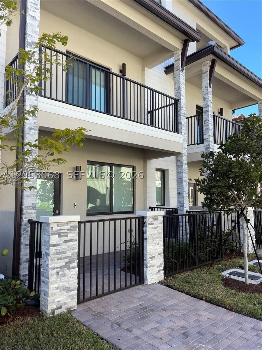 Real estate property located at 4576 83rd Path, Miami-dade, Downtown Doral South Phas, Doral, FL
