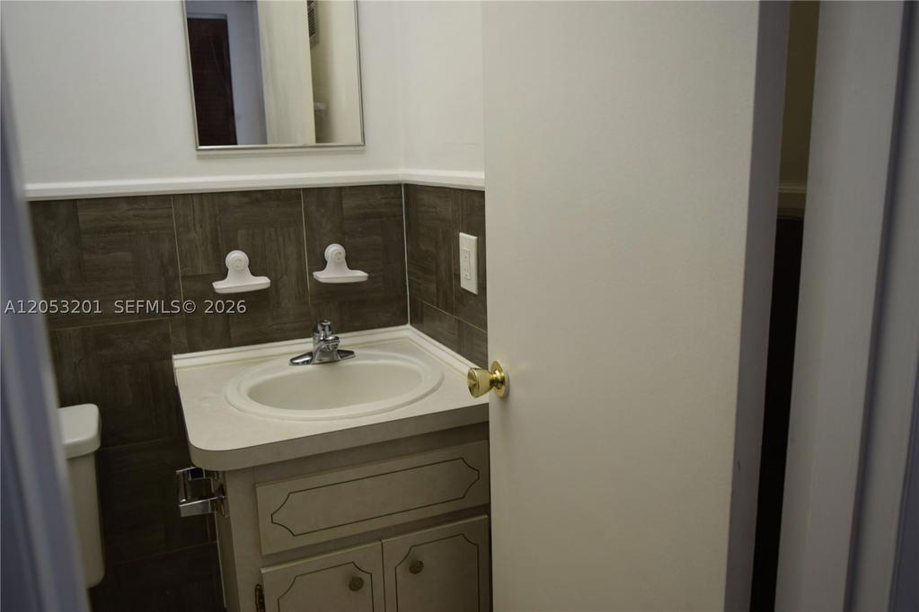 Real estate property located at 2901 47th Ter #248B, Broward, Lauderdale Oaks Condo I, Lauderdale Lakes, FL