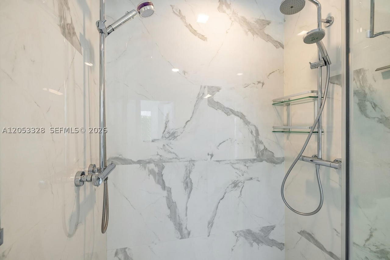 Real estate property located at 50 Pointe Dr #510, Miami-dade, Continuum On South Beach, Miami Beach, FL