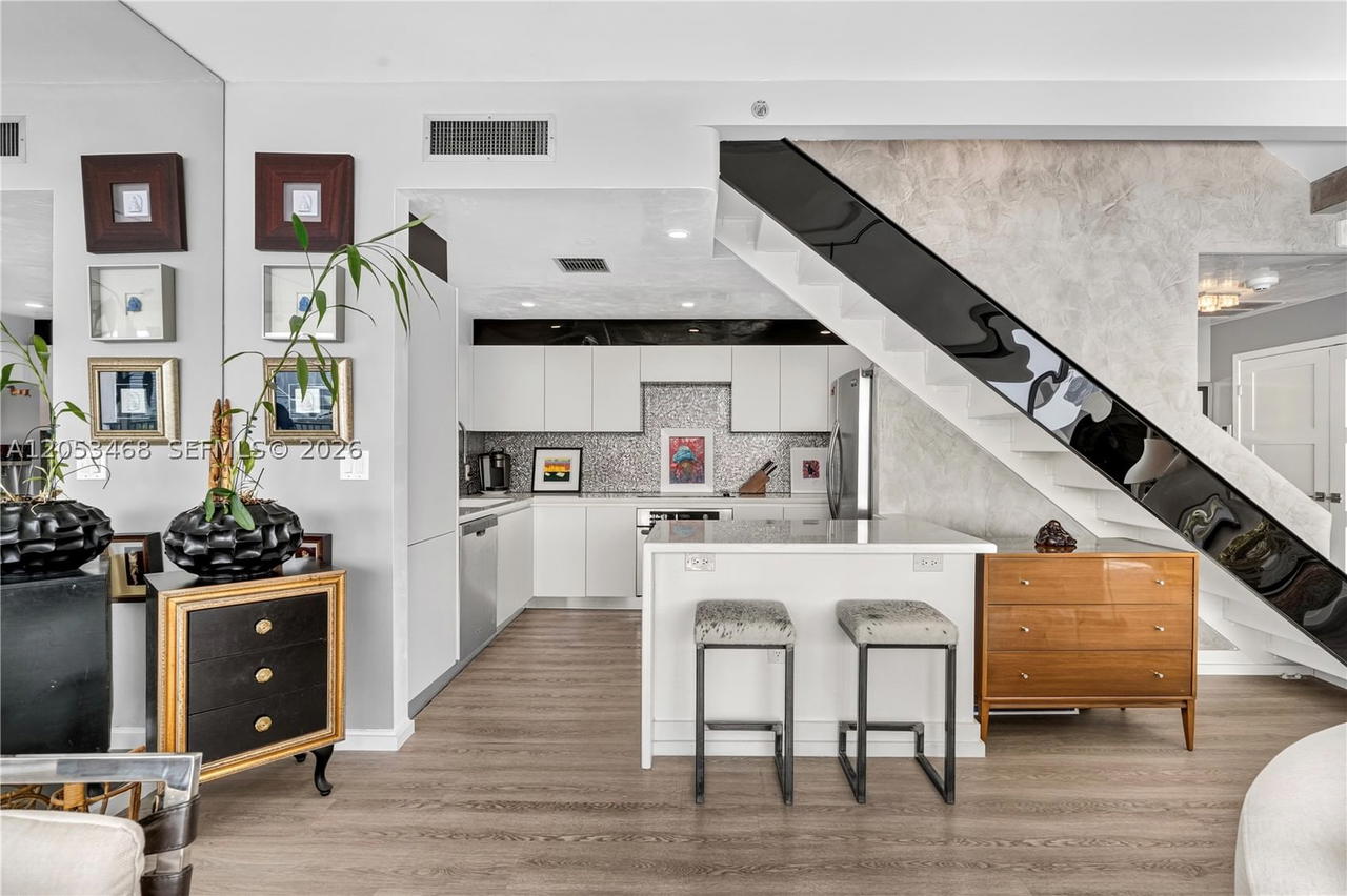 Real estate property located at 1000 Venetian Way #810, Miami-dade, One Thousand Venetian Way, Miami Beach, FL