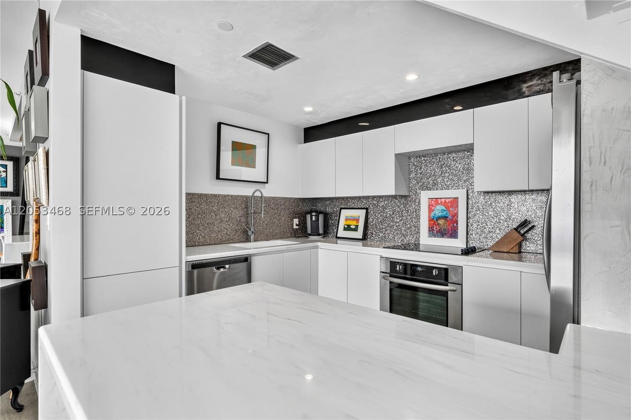 Real estate property located at 1000 Venetian Way #810, Miami-dade, One Thousand Venetian Way, Miami Beach, FL