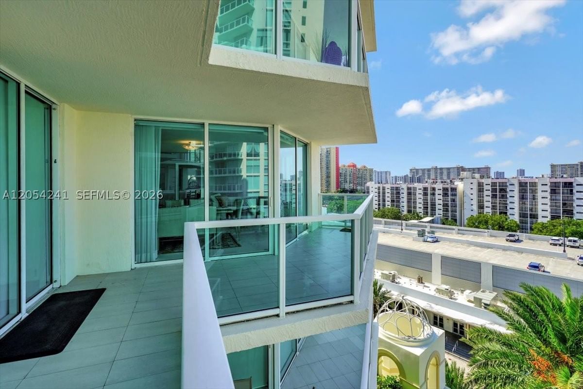 Real estate property located at 250 Sunny Isles Blvd #3-902, Miami-dade, St Tropez On The Bay Iii, Sunny Isles Beach, FL