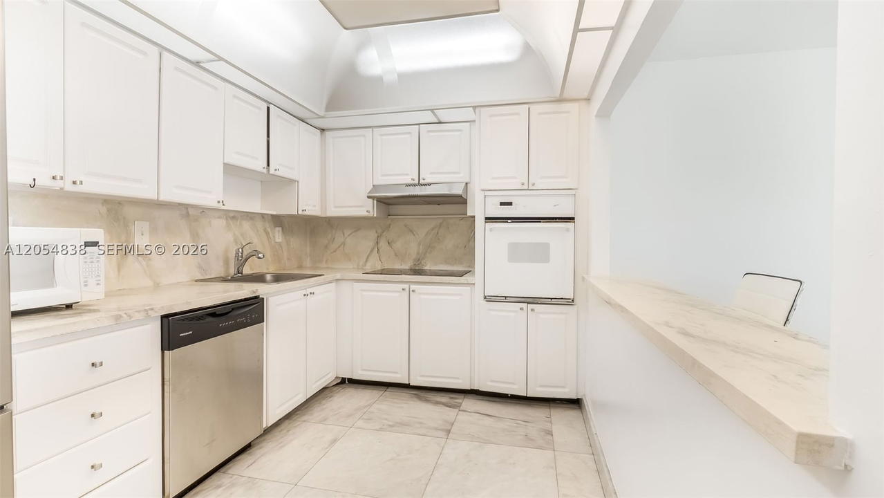 Real estate property located at 19380 Collins Ave #1423, Miami-dade, Oceanview Building B Cond, Sunny Isles Beach, FL