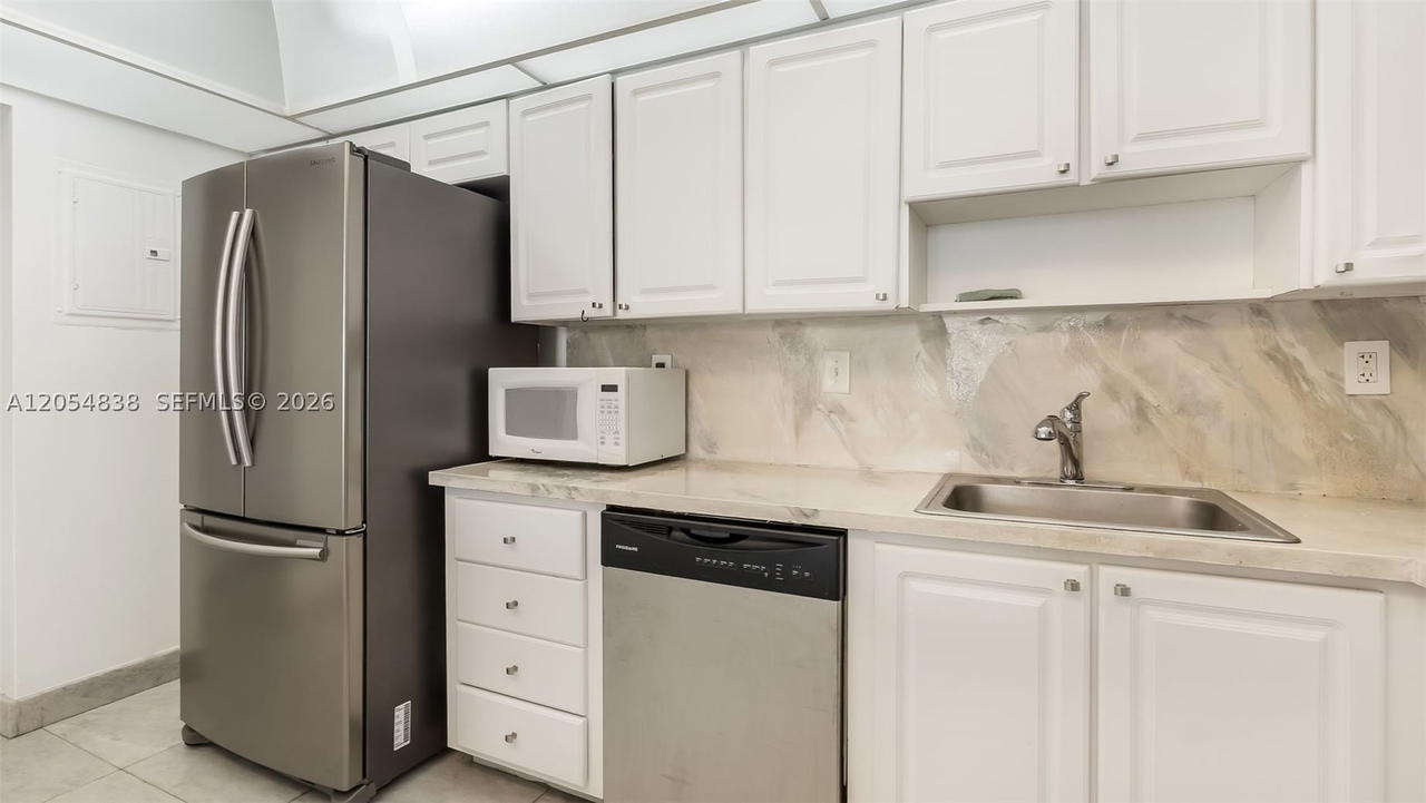 Real estate property located at 19380 Collins Ave #1423, Miami-dade, Oceanview Building B Cond, Sunny Isles Beach, FL