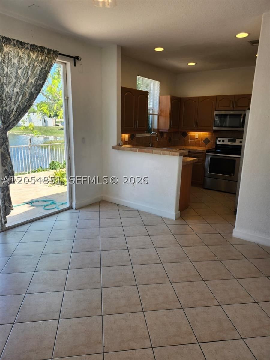 Real estate property located at 11425 76th Ter, Miami-dade, Doral Isles North Sec Two, Doral, FL