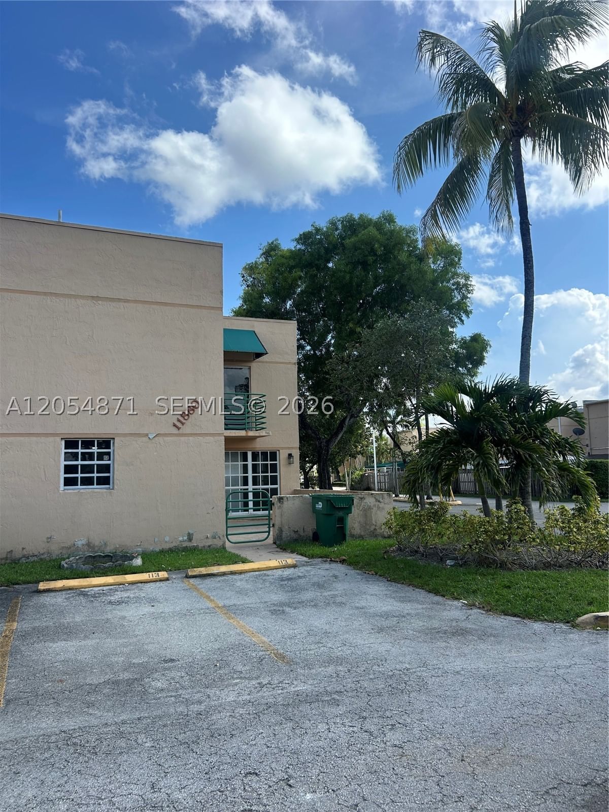 Real estate property located at 11880 19th Ter #113, Miami-dade, Les Chateaux At Int Garde, Miami, FL