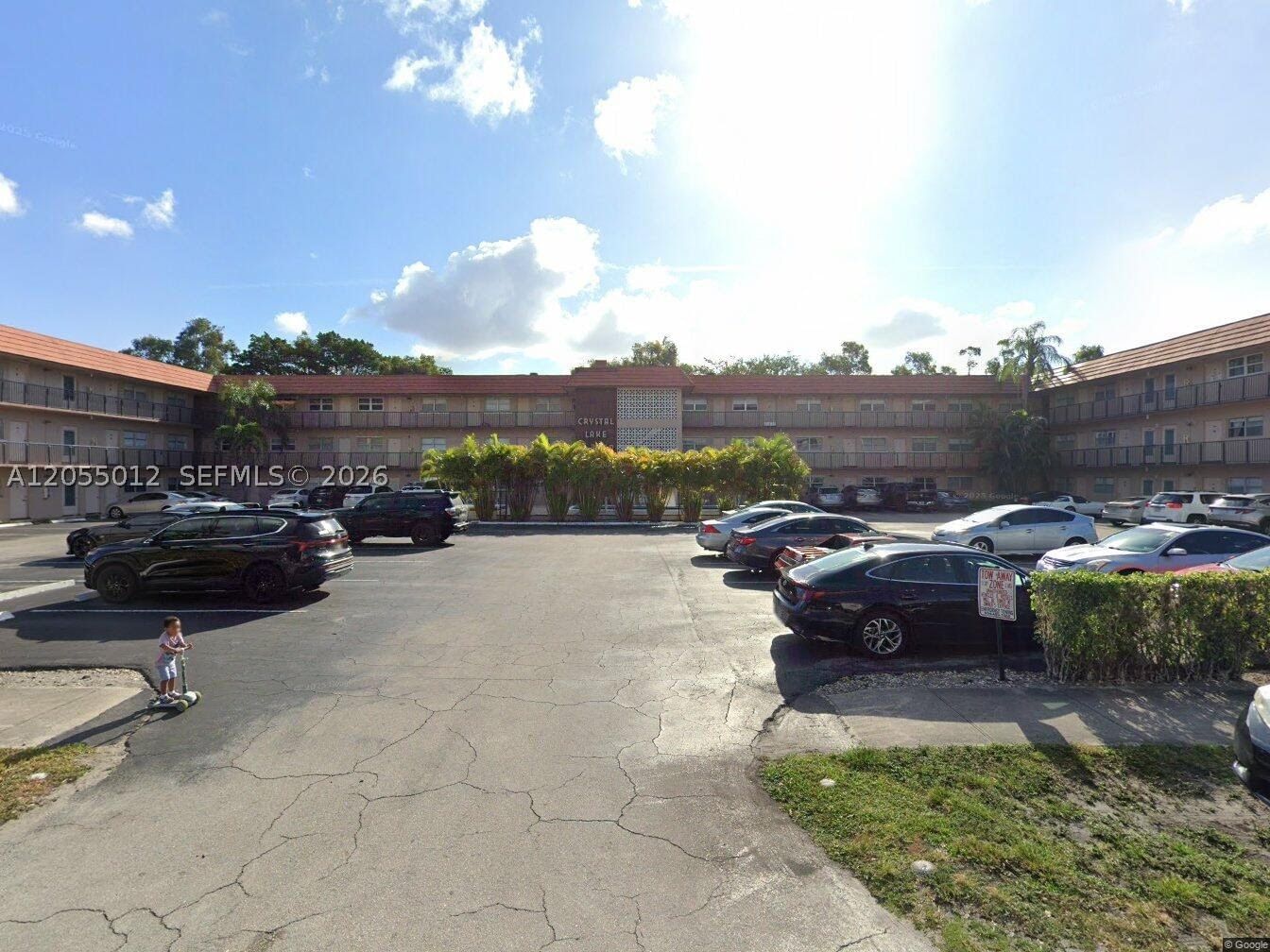 Real estate property located at 3930 Crystal Lake Dr #208, Broward, Crystal Lake 3930 Condo, Deerfield Beach, FL