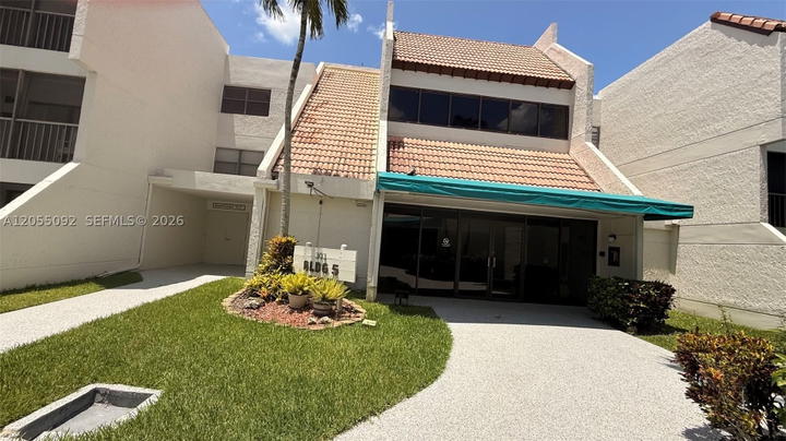 Real estate property located at 303 Racquet Club Rd #206, Broward, Racquet Club Apts At Bona, Weston, FL