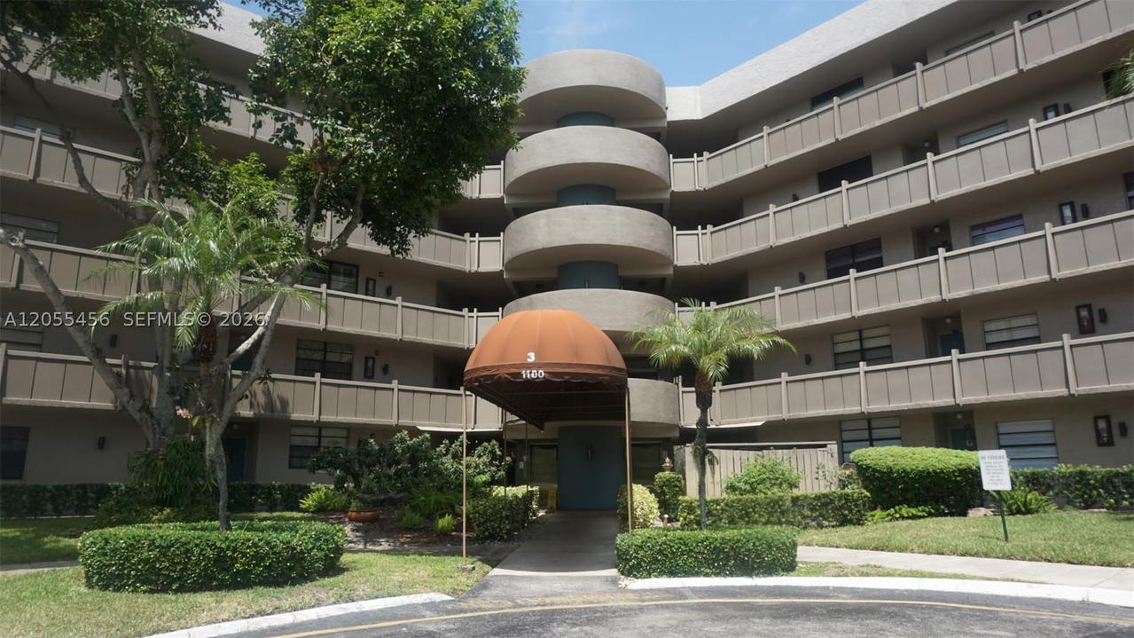 Real estate property located at 1100 Colony Point Cir #206, Broward, Colony Point 3 Condo, Pembroke Pines, FL