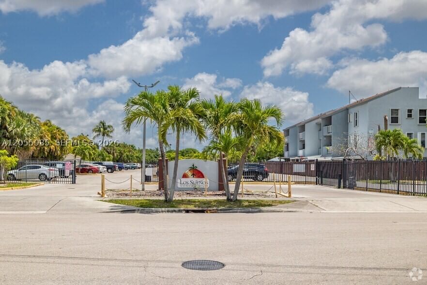 Real estate property located at 1725 60th St F202, Miami-dade, Los Suenos Condo, Hialeah, FL