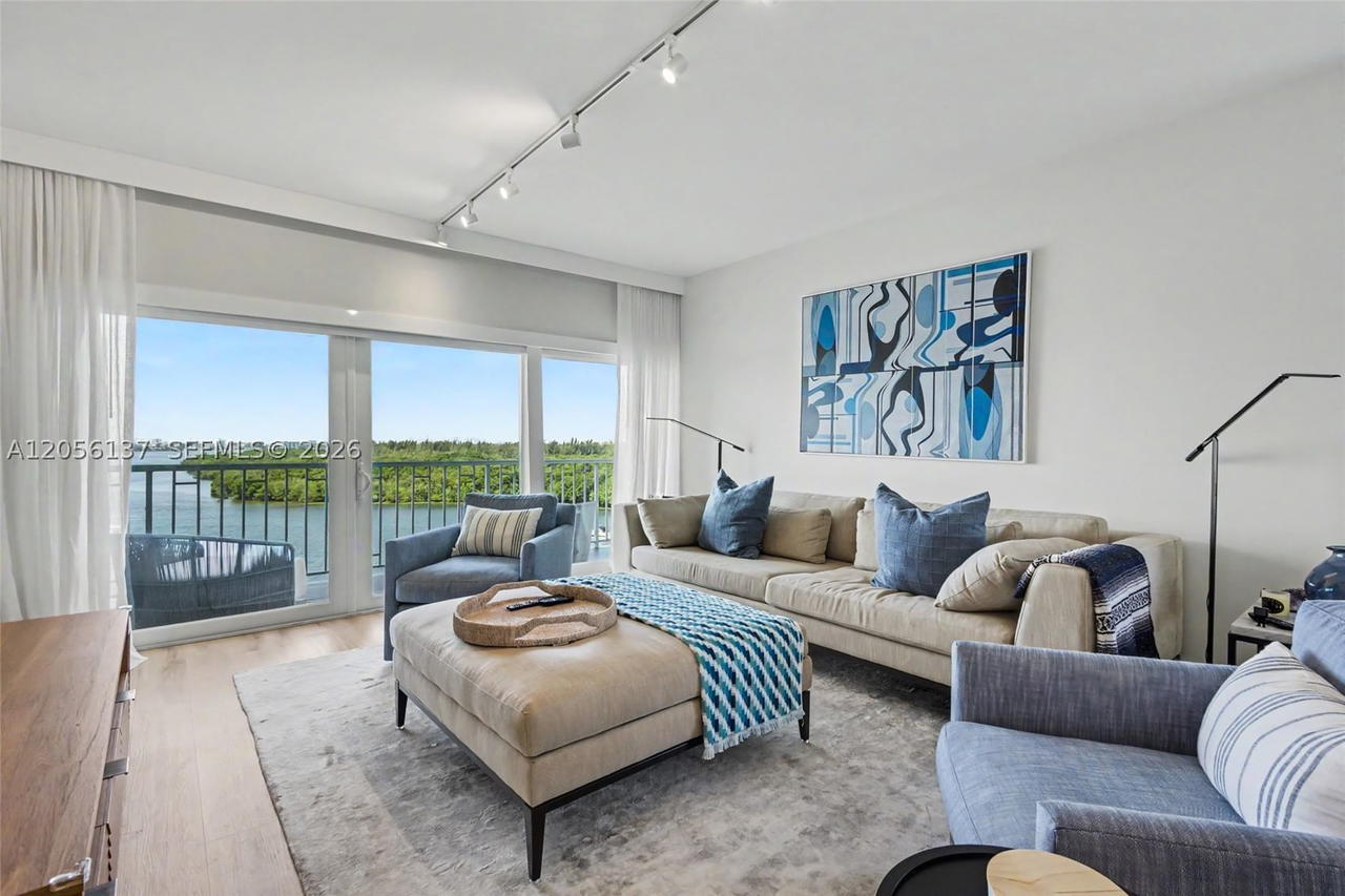 Real estate property located at 500 Bayview Dr #822, Miami-dade, Arlen House West Condo, Sunny Isles Beach, FL