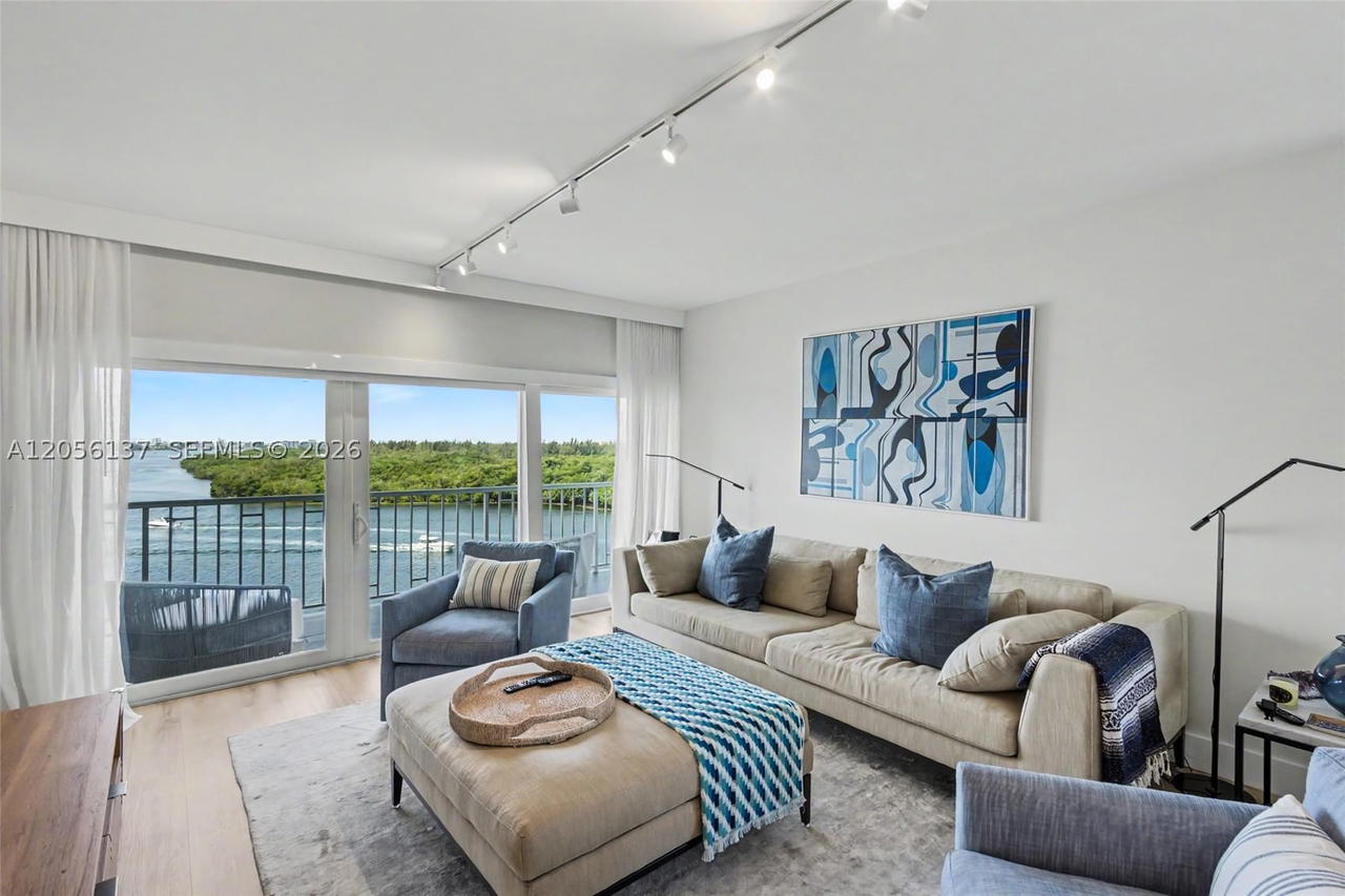 Real estate property located at 500 Bayview Dr #822, Miami-dade, Arlen House West Condo, Sunny Isles Beach, FL