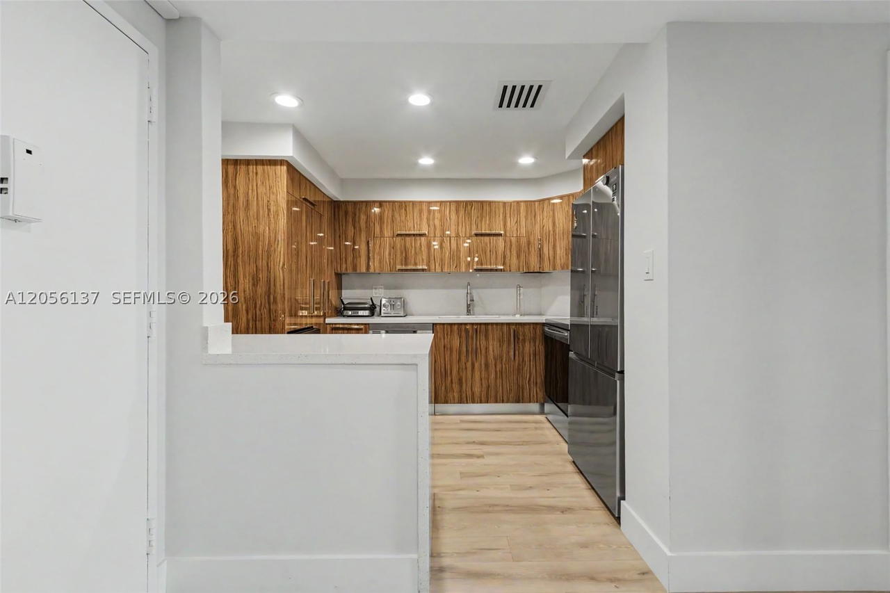 Real estate property located at 500 Bayview Dr #822, Miami-dade, Arlen House West Condo, Sunny Isles Beach, FL