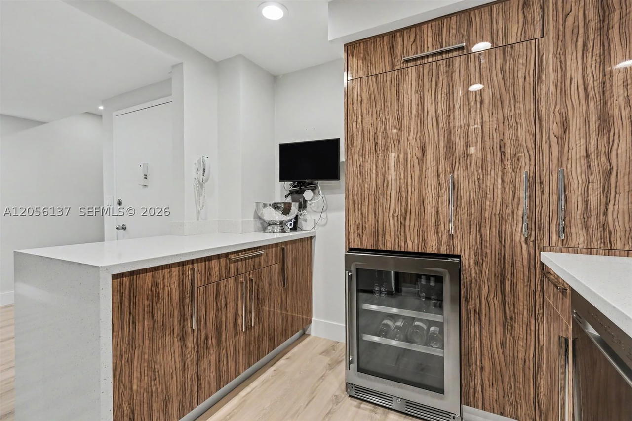 Real estate property located at 500 Bayview Dr #822, Miami-dade, Arlen House West Condo, Sunny Isles Beach, FL