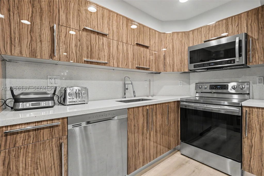 Real estate property located at 500 Bayview Dr #822, Miami-dade, Arlen House West Condo, Sunny Isles Beach, FL
