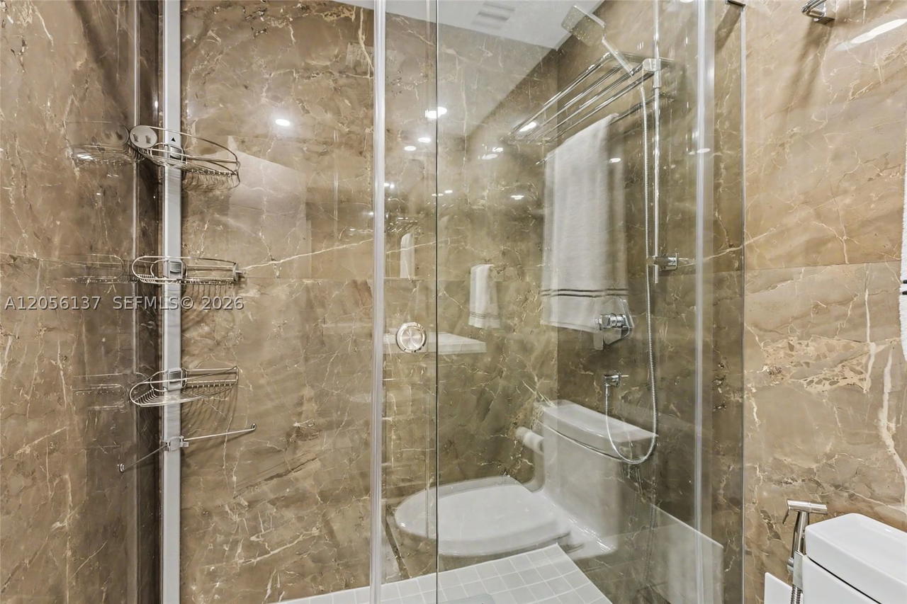 Real estate property located at 500 Bayview Dr #822, Miami-dade, Arlen House West Condo, Sunny Isles Beach, FL