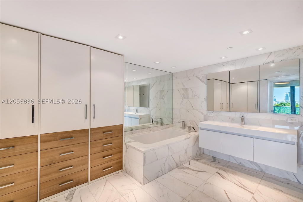 Real estate property located at 1455 Ocean Dr #703, Miami-dade, Il Villaggio, Miami Beach, FL