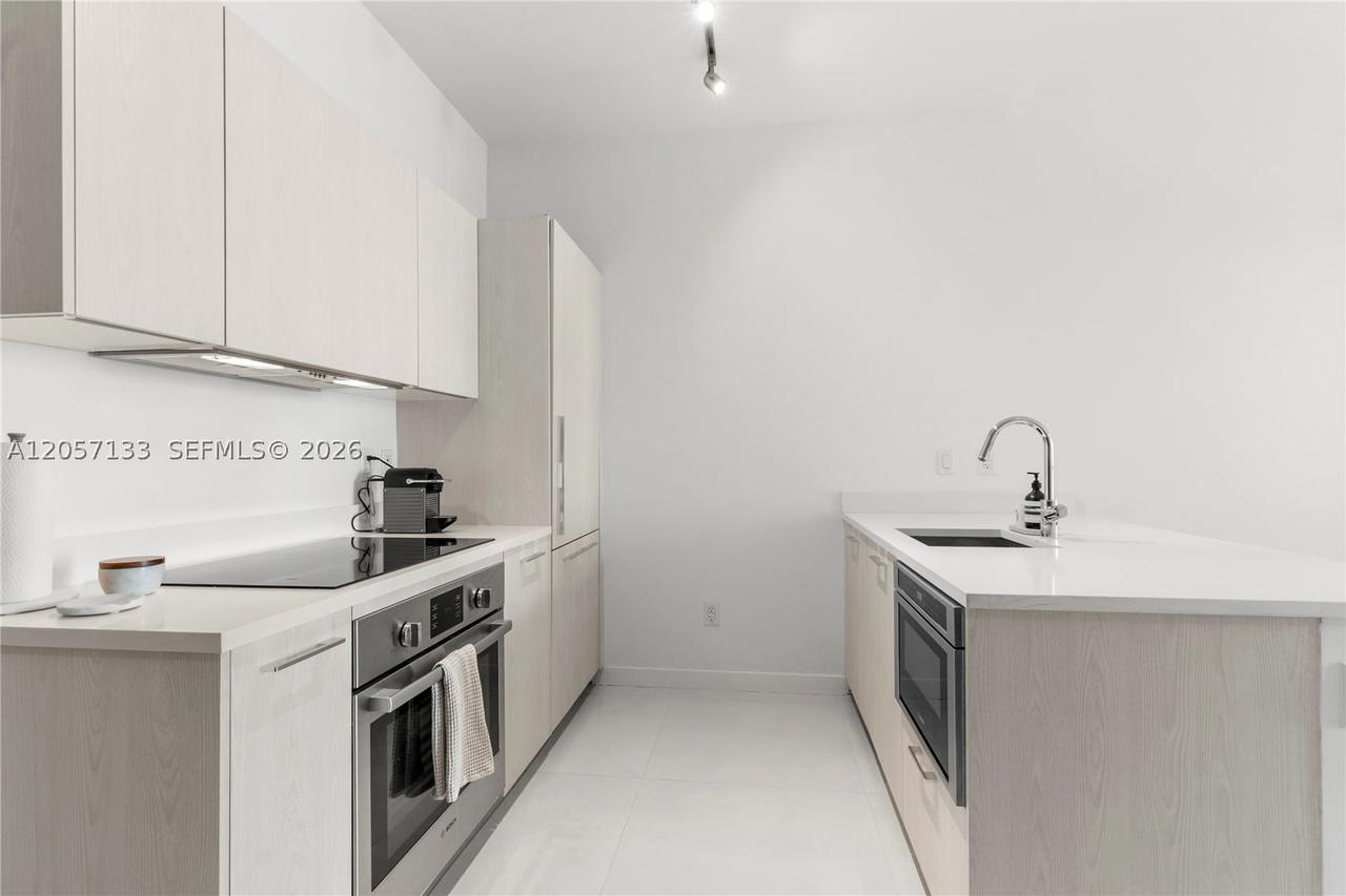 Real estate property located at 501 31st St #203, Miami-dade, Paraiso Bayviews Condo, Miami, FL