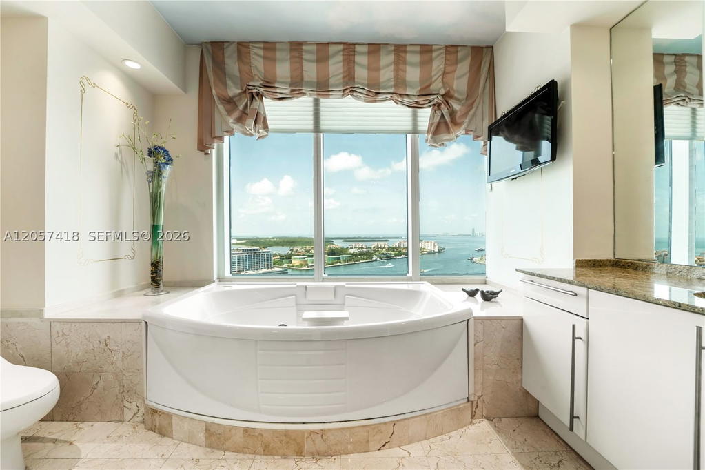 Real estate property located at 1000 Pointe Dr #2501, Miami-dade, Murano At Portofino Condo, Miami Beach, FL