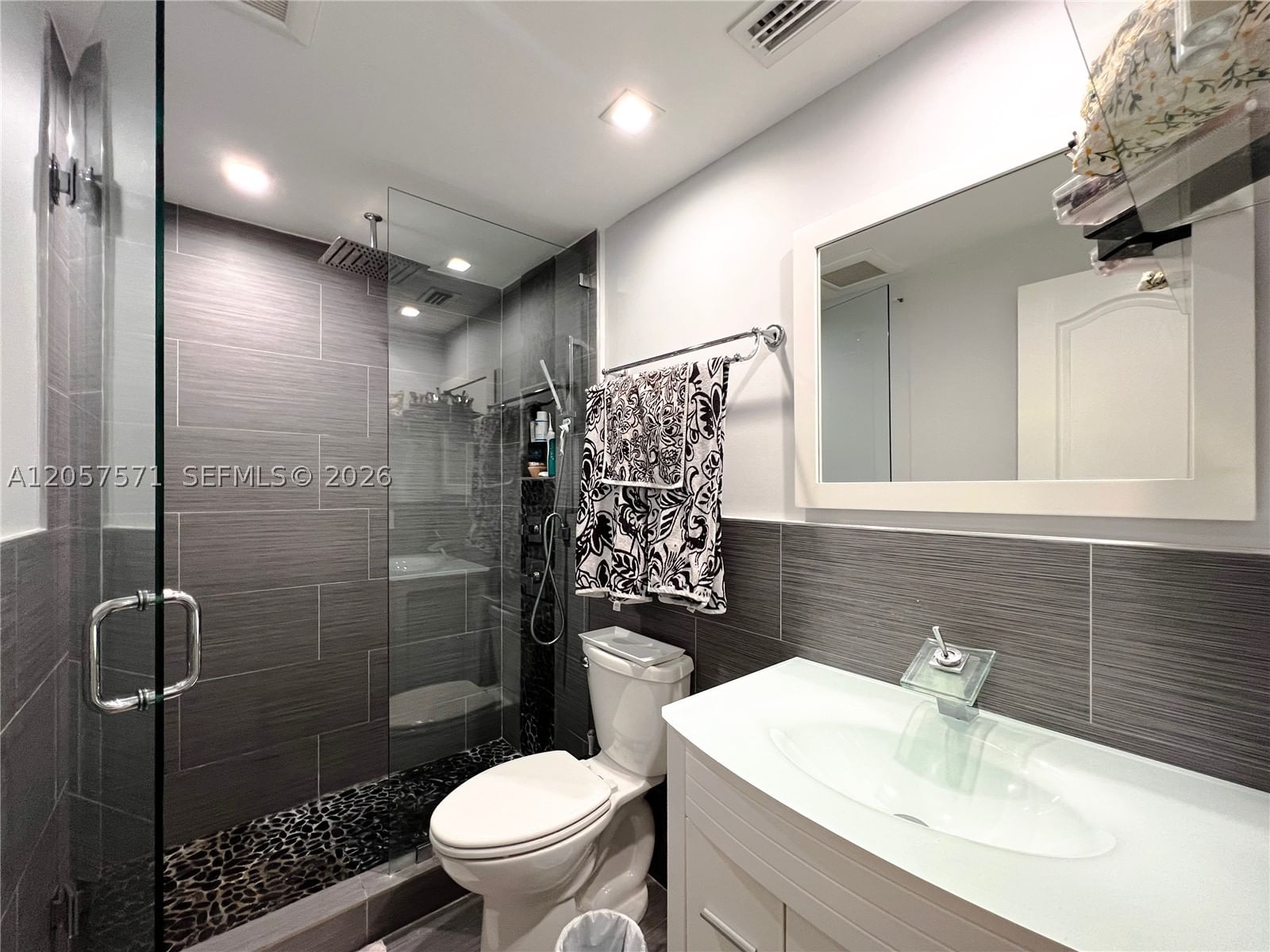 Real estate property located at 1408 Brickell Bay Dr #212, Miami-dade, Brickell Bay Tower Condo, Miami, FL