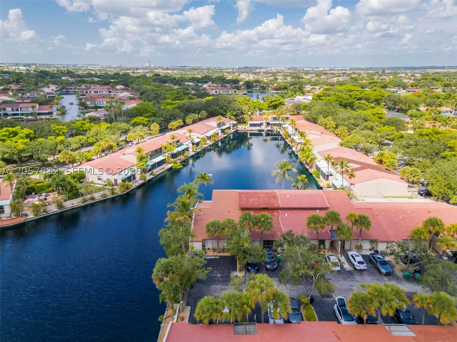 Real estate property located at 8350 Dundee Ter, Miami-dade, Miami Lakes - Lake Sandra, Miami Lakes, FL