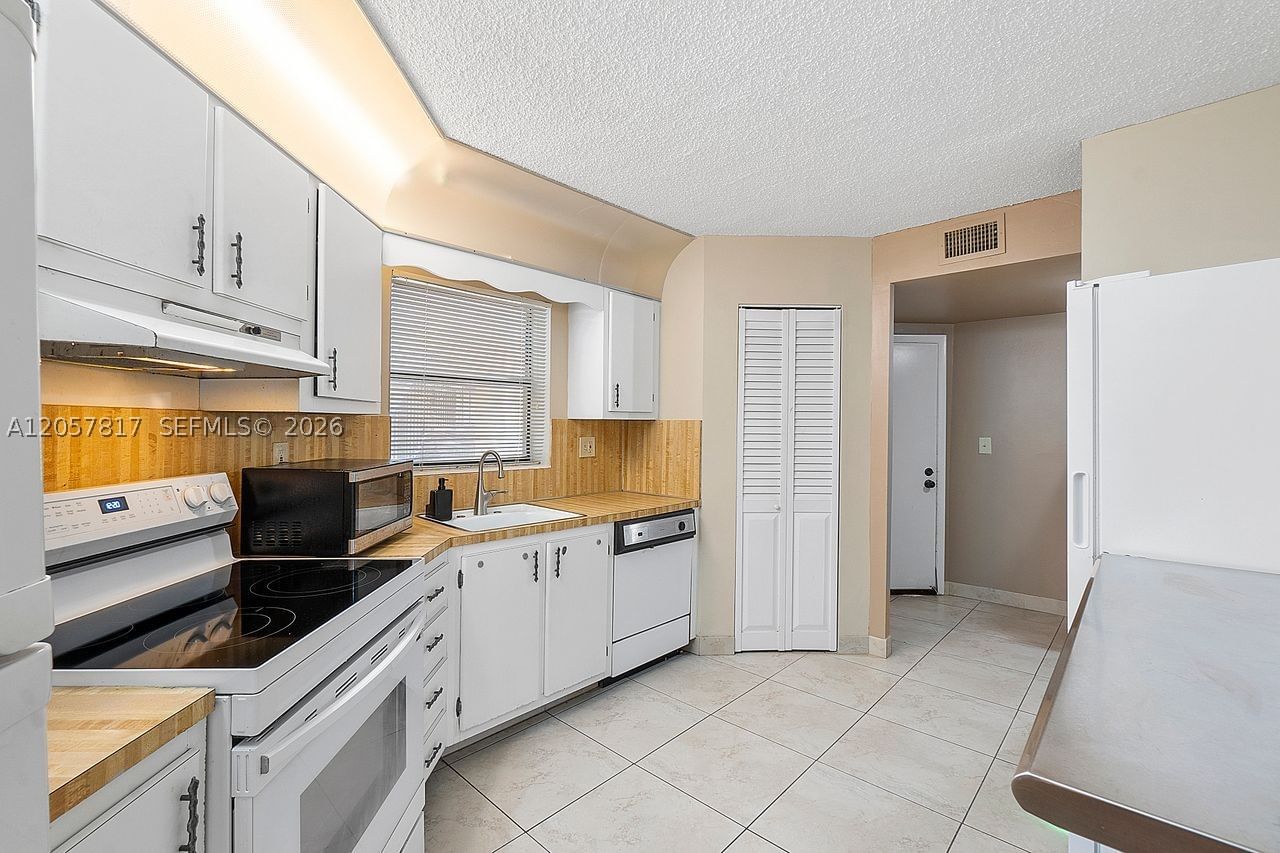 Real estate property located at 6655 Broward Blvd #200, Broward, Plantation Club D Condo, Plantation, FL
