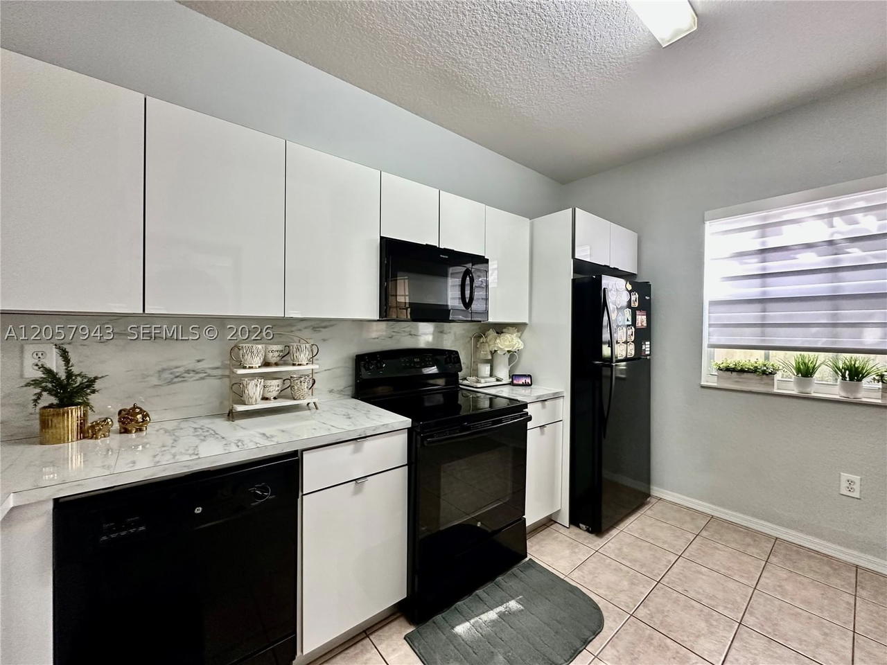 Real estate property located at 5640 115th Ct #206, Miami-dade, Las Brisas At Doral Condo, Doral, FL