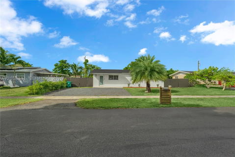 Real estate property located at 9520 Lisa Rd, Miami-dade, Pine Tree Manor Sec 1, Cutler Bay, FL