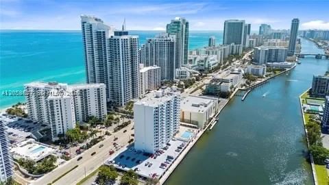 Real estate property located at 3000 Ocean Dr #518, Broward, Residences On Hollywood B, Hollywood, FL