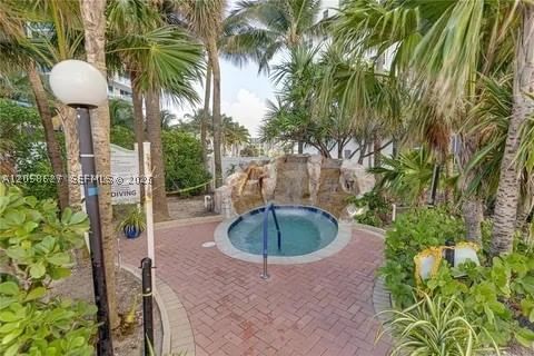 Real estate property located at 3000 Ocean Dr #518, Broward, Residences On Hollywood B, Hollywood, FL