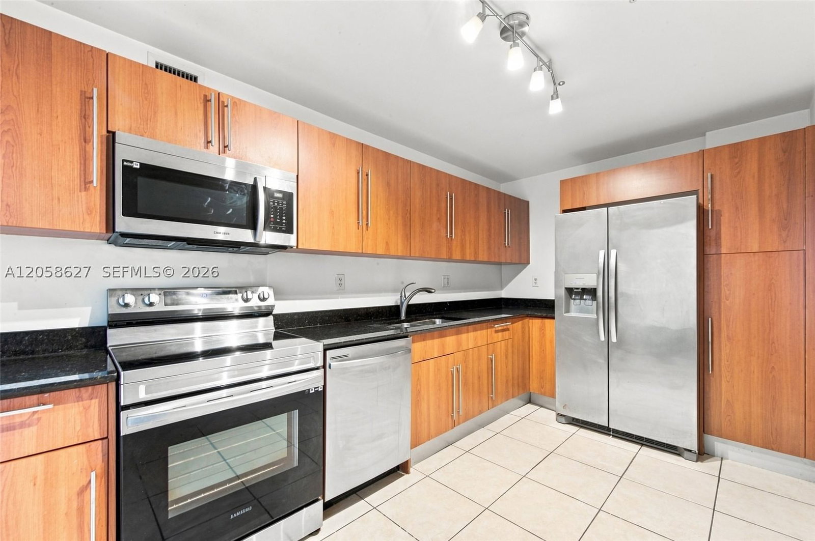 Real estate property located at 3000 Ocean Dr #518, Broward, Residences On Hollywood B, Hollywood, FL