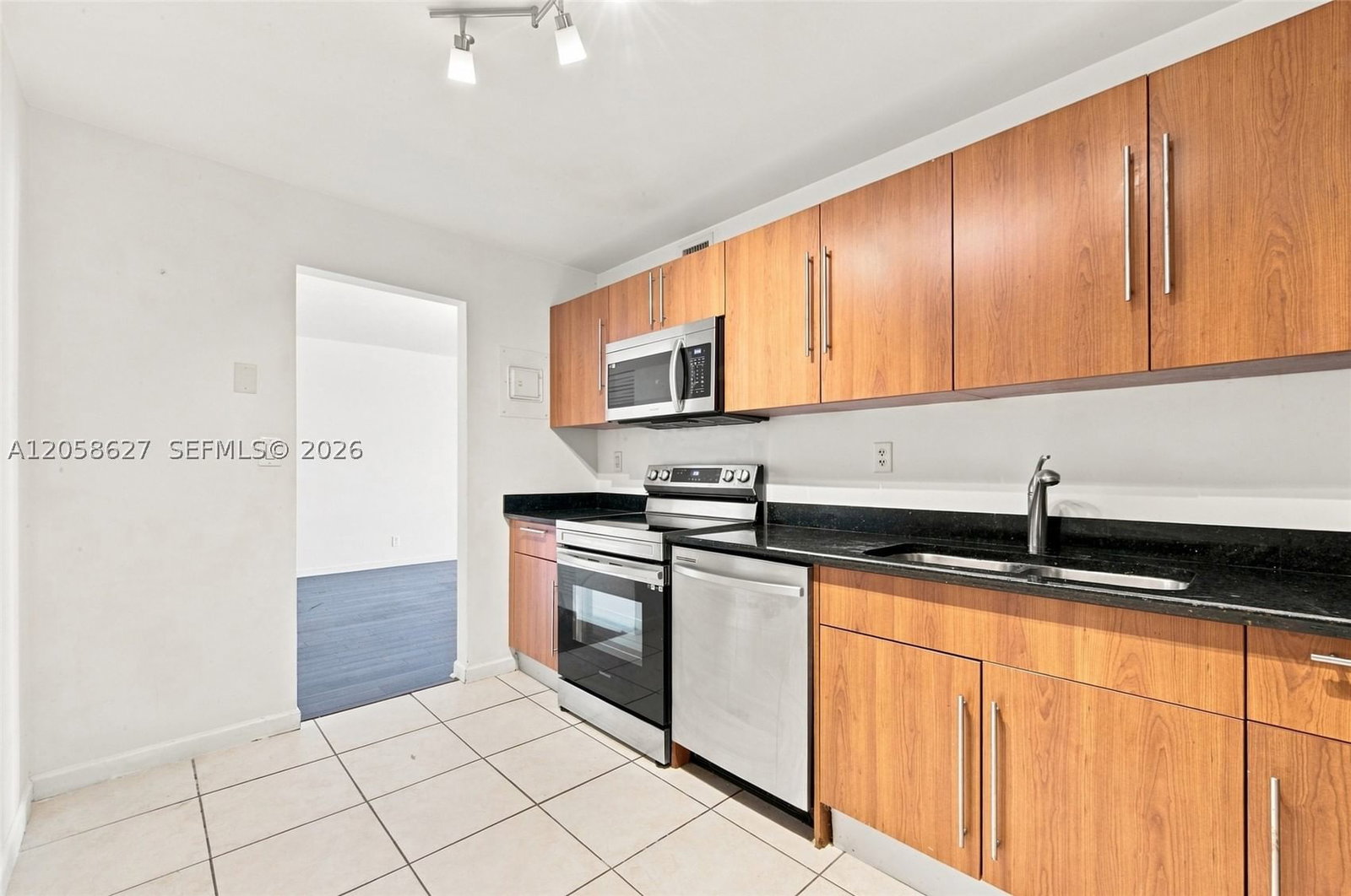 Real estate property located at 3000 Ocean Dr #518, Broward, Residences On Hollywood B, Hollywood, FL