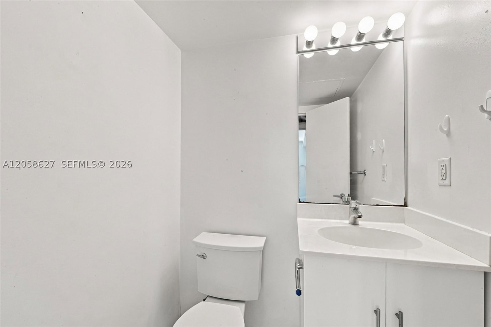 Real estate property located at 3000 Ocean Dr #518, Broward, Residences On Hollywood B, Hollywood, FL