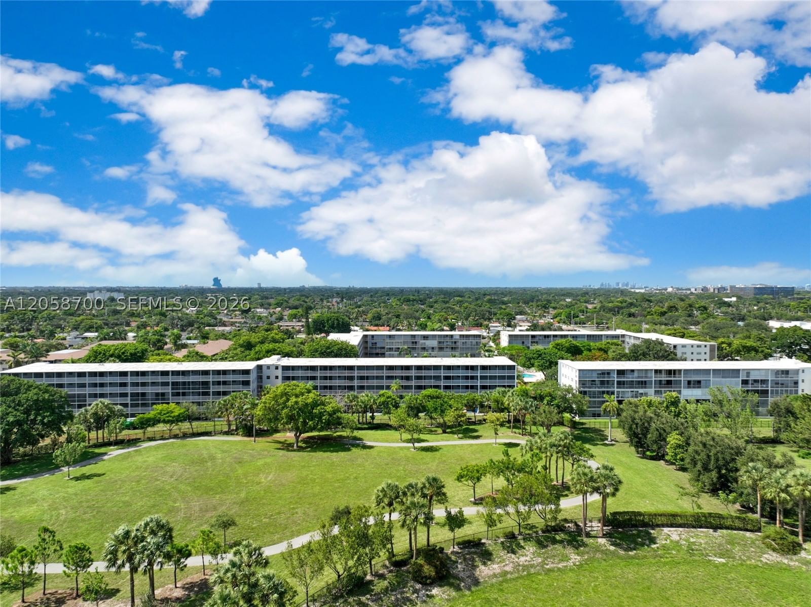 Real estate property located at 4800 Hillcrest Ln #402, Broward, Hillcrest Country Club Ap, Hollywood, FL