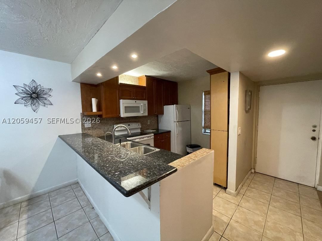 Real estate property located at 2821 Somerset Dr #312, Broward, Somerset No 1 Condo, Lauderdale Lakes, FL