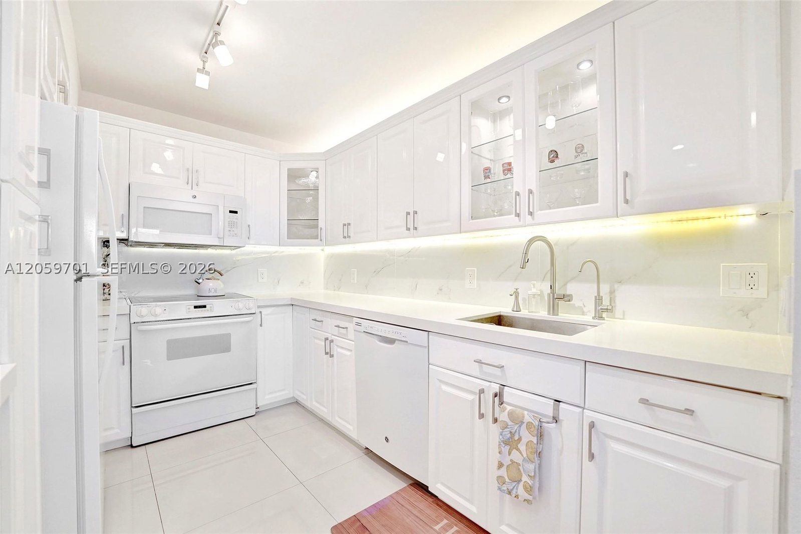Real estate property located at 2201 Ocean Dr #604, Broward, Quadomain Tower I And Iv, Hollywood, FL