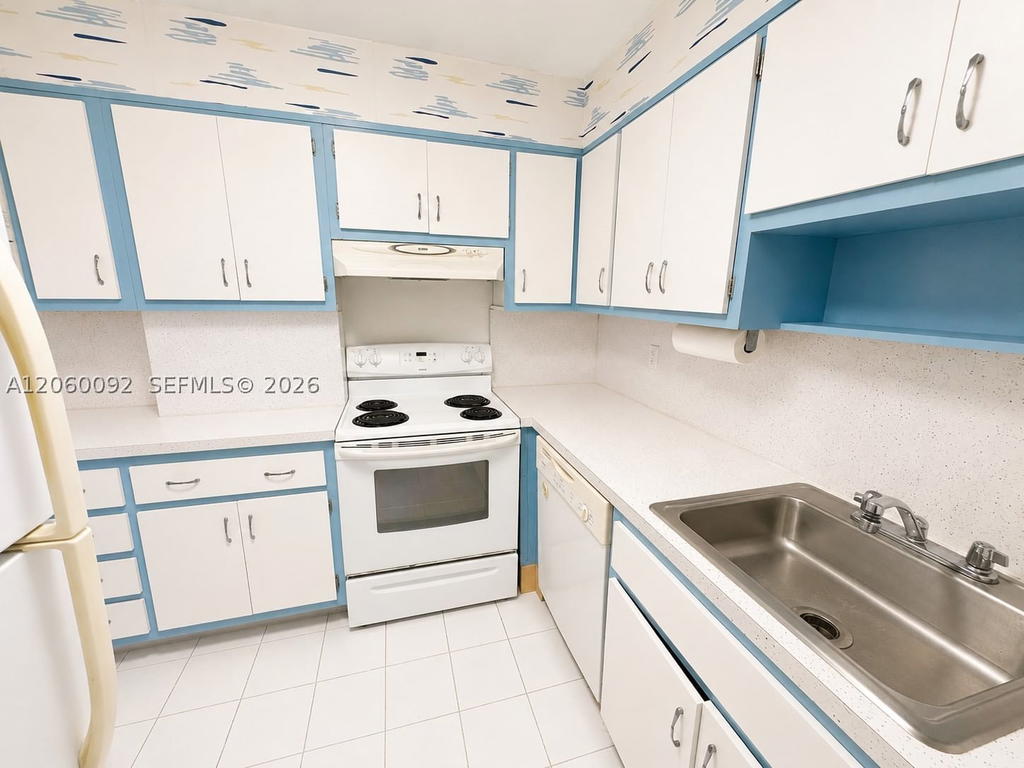 Real estate property located at 220 Kings Point Dr #211, Miami-dade, Kings Point Imperial Cond, Sunny Isles Beach, FL