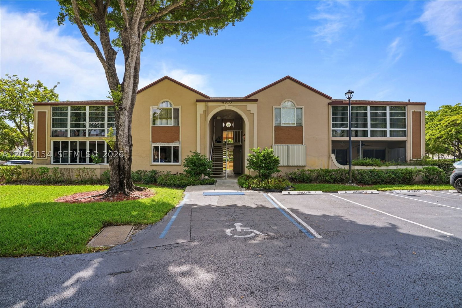Real estate property located at 4910 102nd Ave #203-8, Miami-dade, Doral Pk Country Cl Villa, Doral, FL