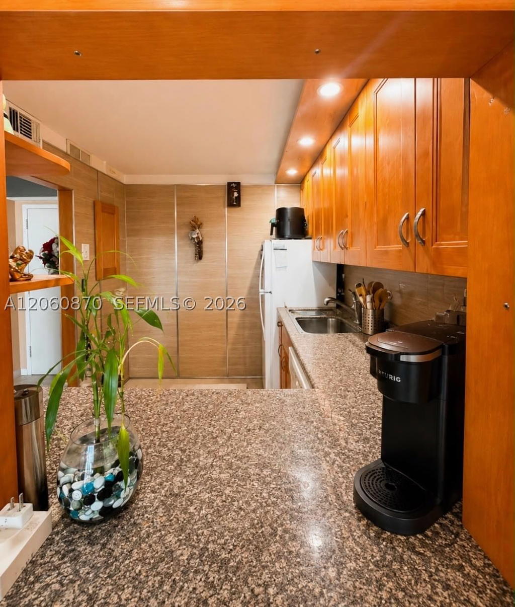 Real estate property located at 1000 Parkview Dr #505, Broward, Oceanview Park Condo, Hallandale Beach, FL