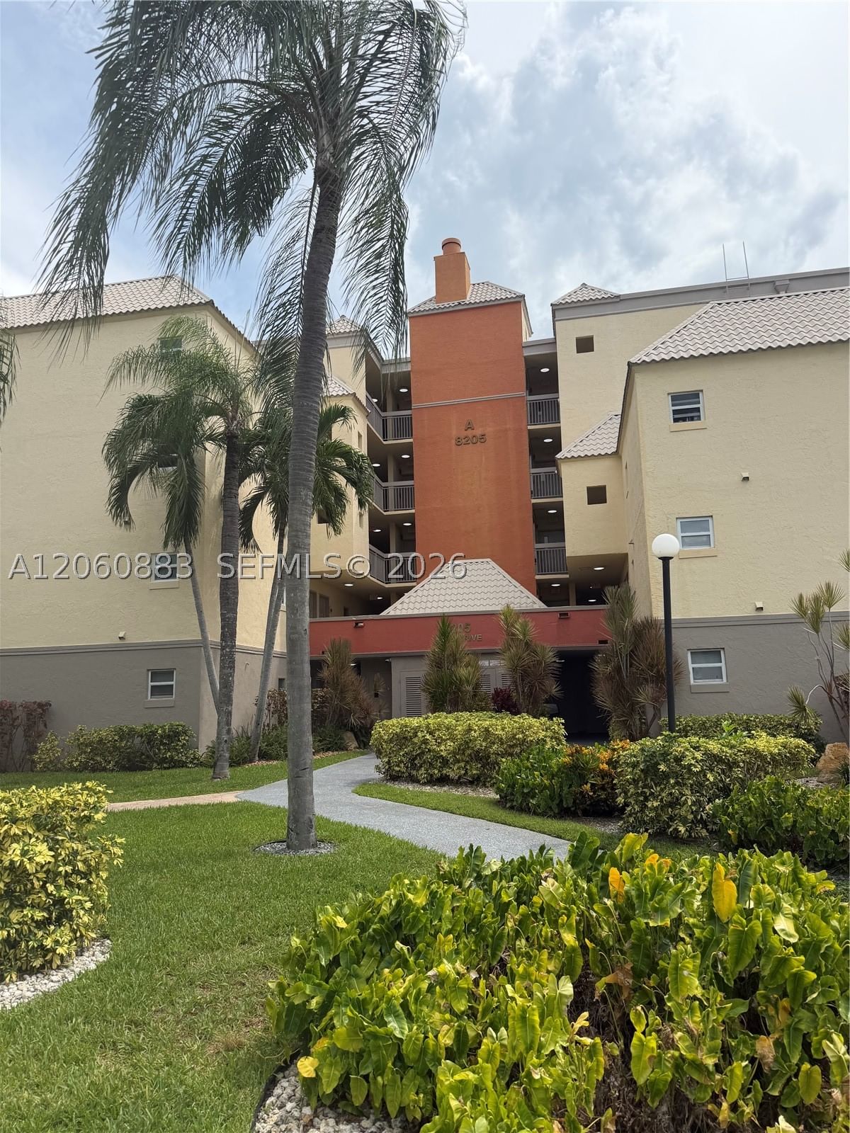 Real estate property located at 8205 Lake Dr #306, Miami-dade, Las Vistas At Doral Condo, Doral, FL