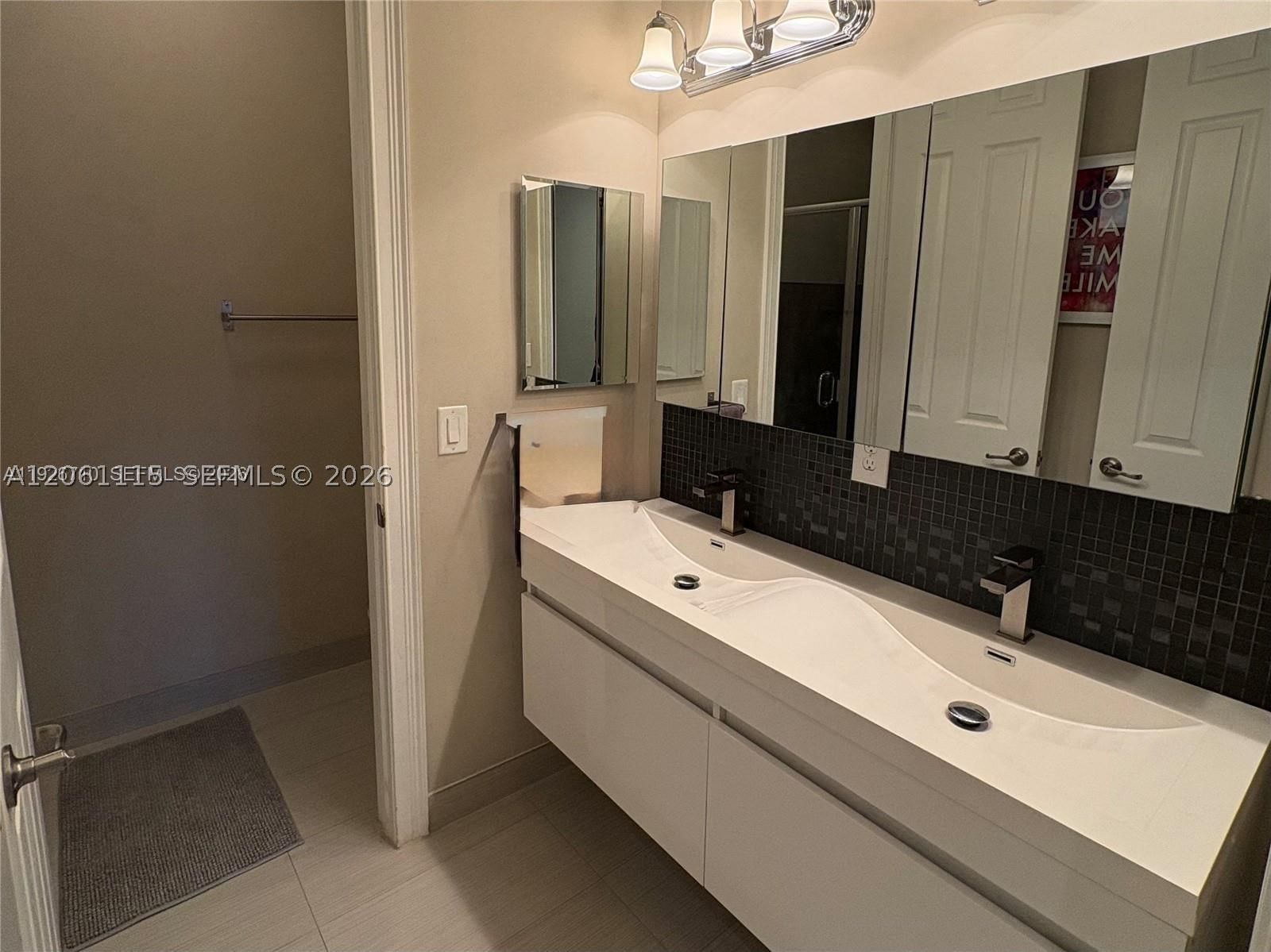 Real estate property located at 8925 99th Ct, Miami-dade, Doral Breeze, Doral, FL