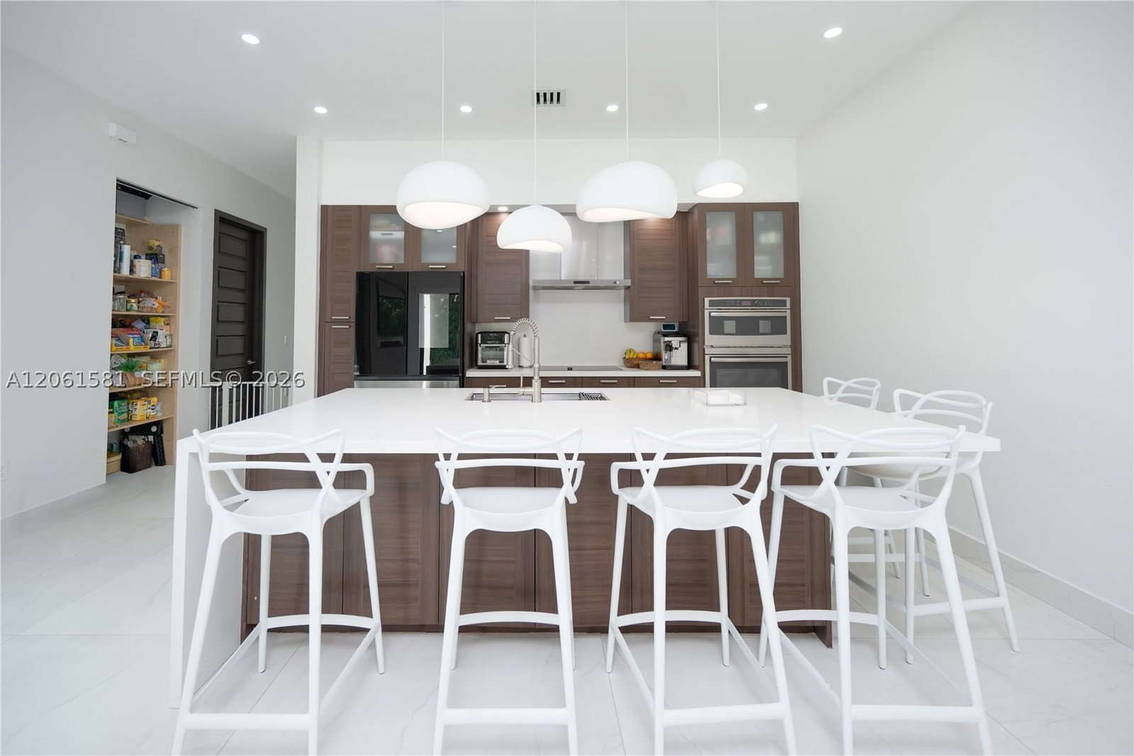 Real estate property located at 8995 161st Ter, Miami-dade, Dunnwoody Lake, Miami Lakes, FL