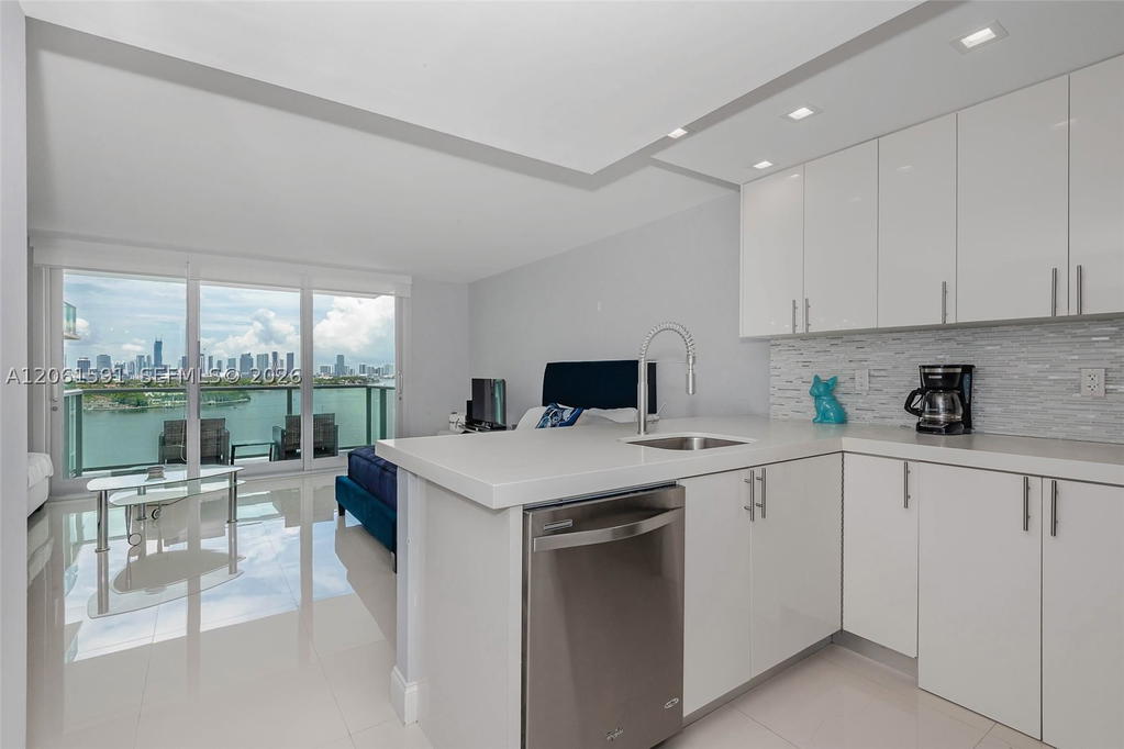 Real estate property located at 1000 West Ave #1220, Miami-dade, Mirador 1000 Condo, Miami Beach, FL