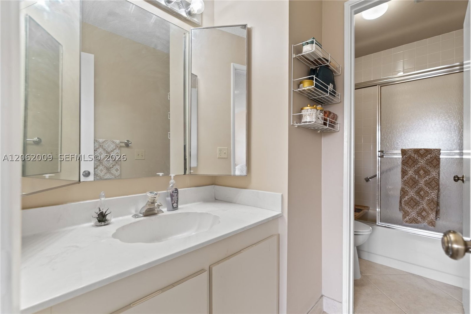 Real estate property located at 7640 79th Ave L6, Broward, Bonaire Village At Woodmo, Tamarac, FL