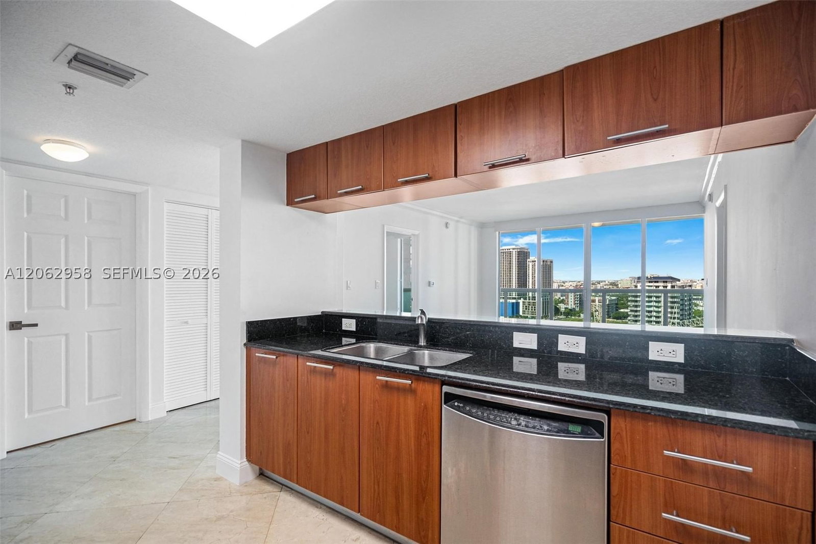 Real estate property located at 1800 Bayshore Dr #2410, Miami-dade, 1800 Club Condo, Miami, FL