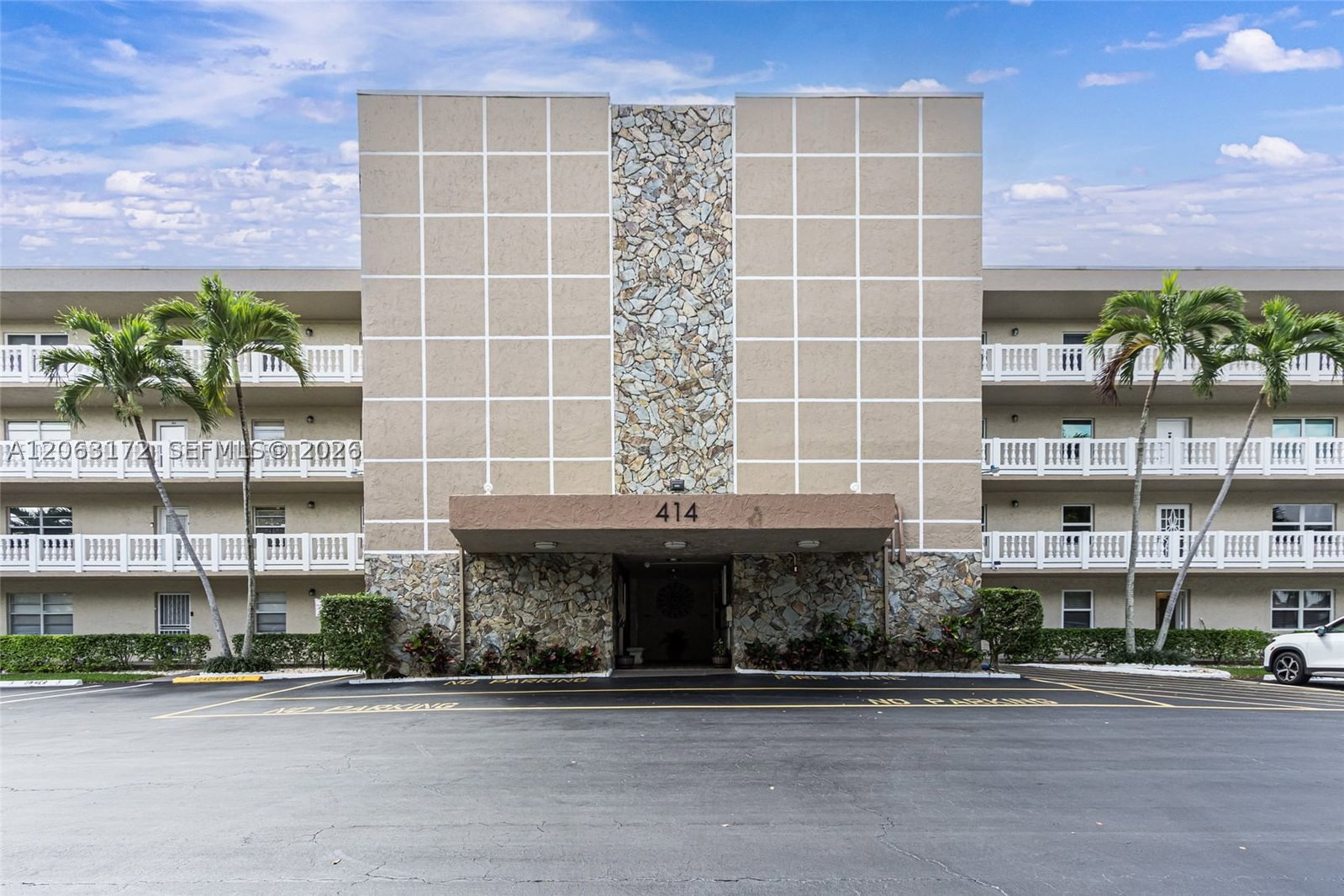 Real estate property located at 414 10th St #103, Broward, Meadowbrook Lakes Condo, Dania Beach, FL