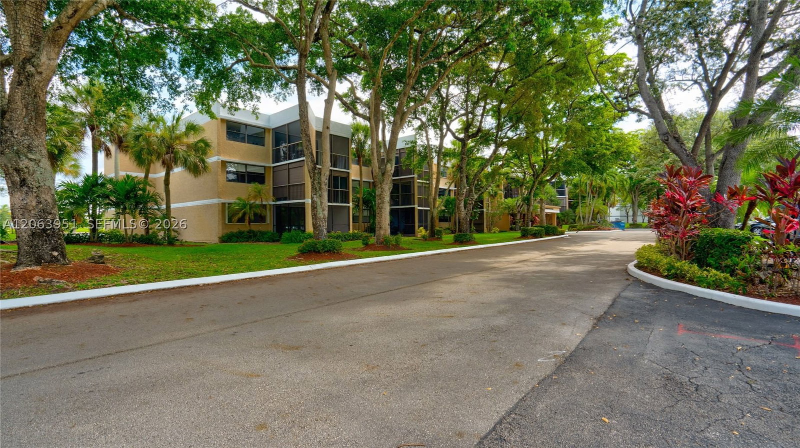 Real estate property located at 16325 Golf Club Rd #101, Broward, Bldg 7 Of Country Club Ap, Weston, FL