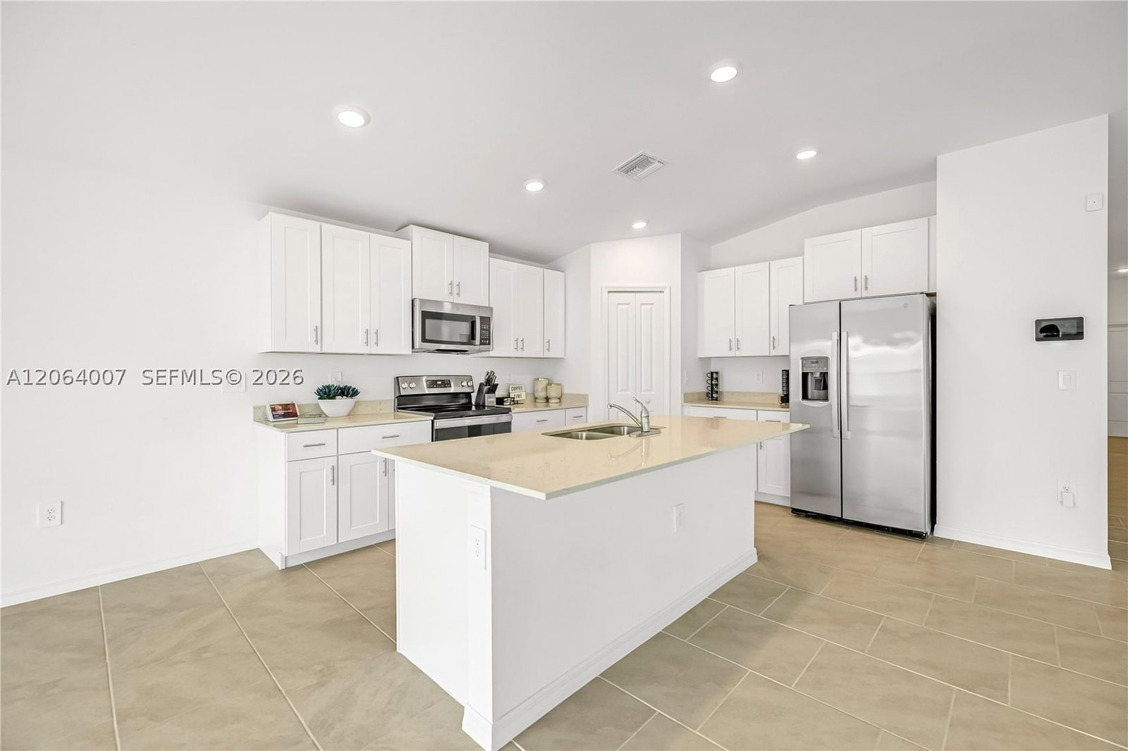 Real estate property located at 19941 GREEN PASTURE RD, Lee, Savanna Lakes North, Lehigh Acres, FL