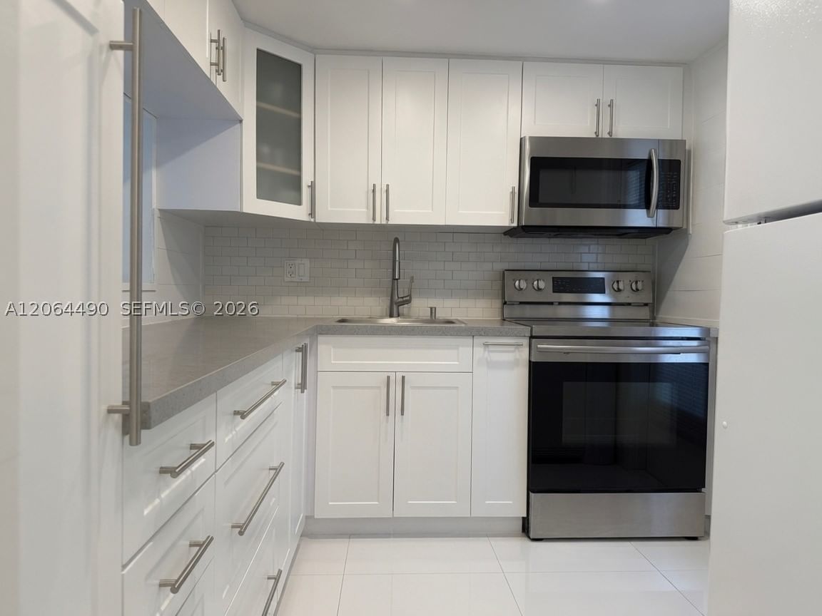 Real estate property located at 1201 Hillcrest Ct #205, Broward, Hillcrest Country Club Ap, Hollywood, FL