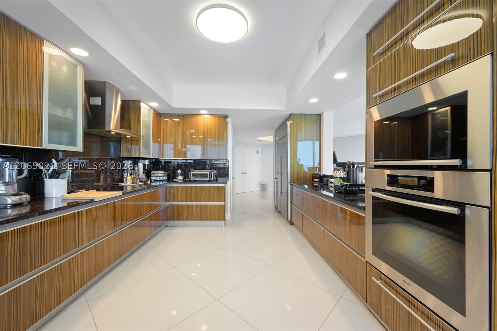 Real estate property located at 2711 Ocean Dr #902, Broward, 2711 Hollywood Beach Cond, Hollywood, FL